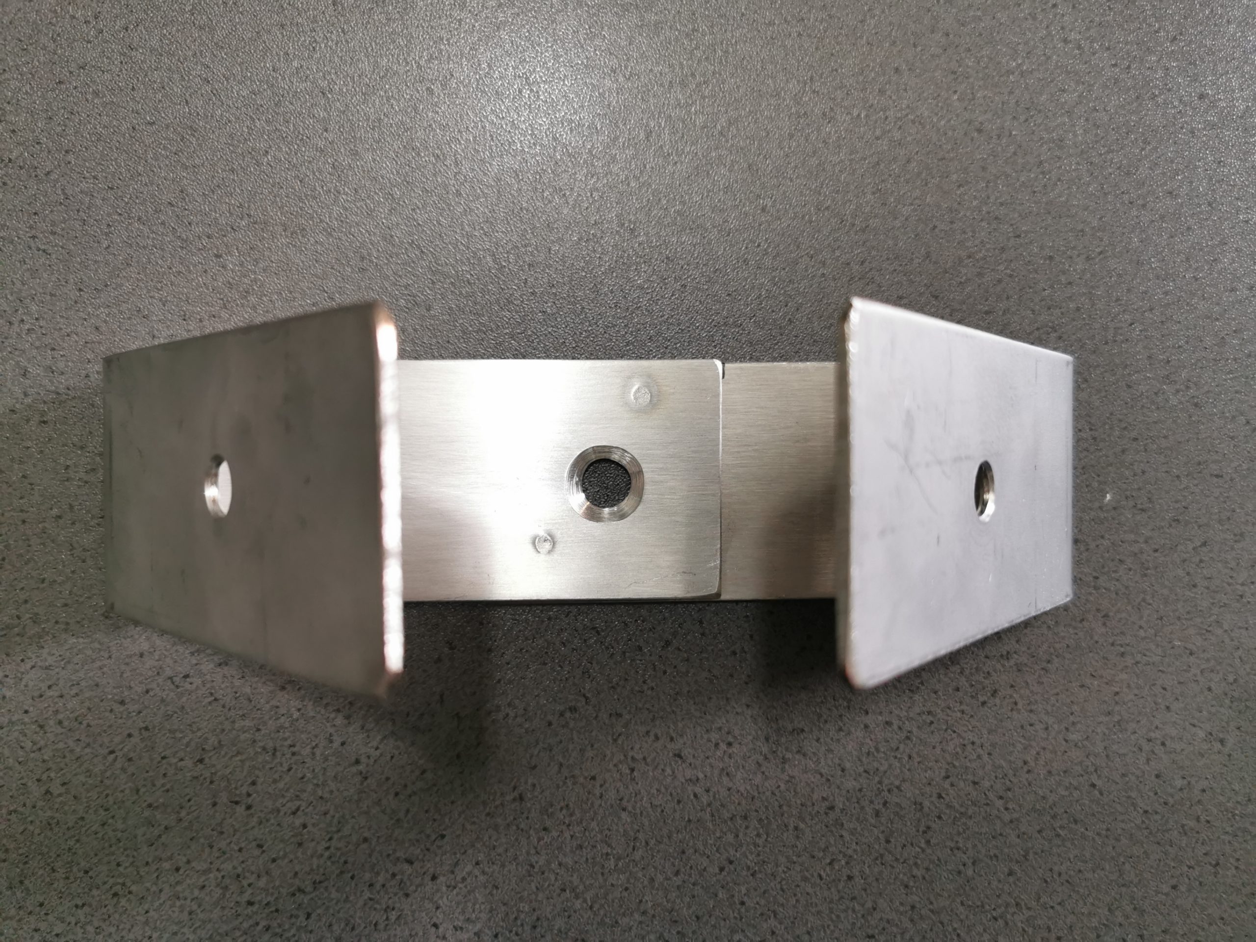 Park-Schild.de_Halterung _ die Parkschild-Halterung aus Edelstahl_Winkelbleche_Bodenmontage_2