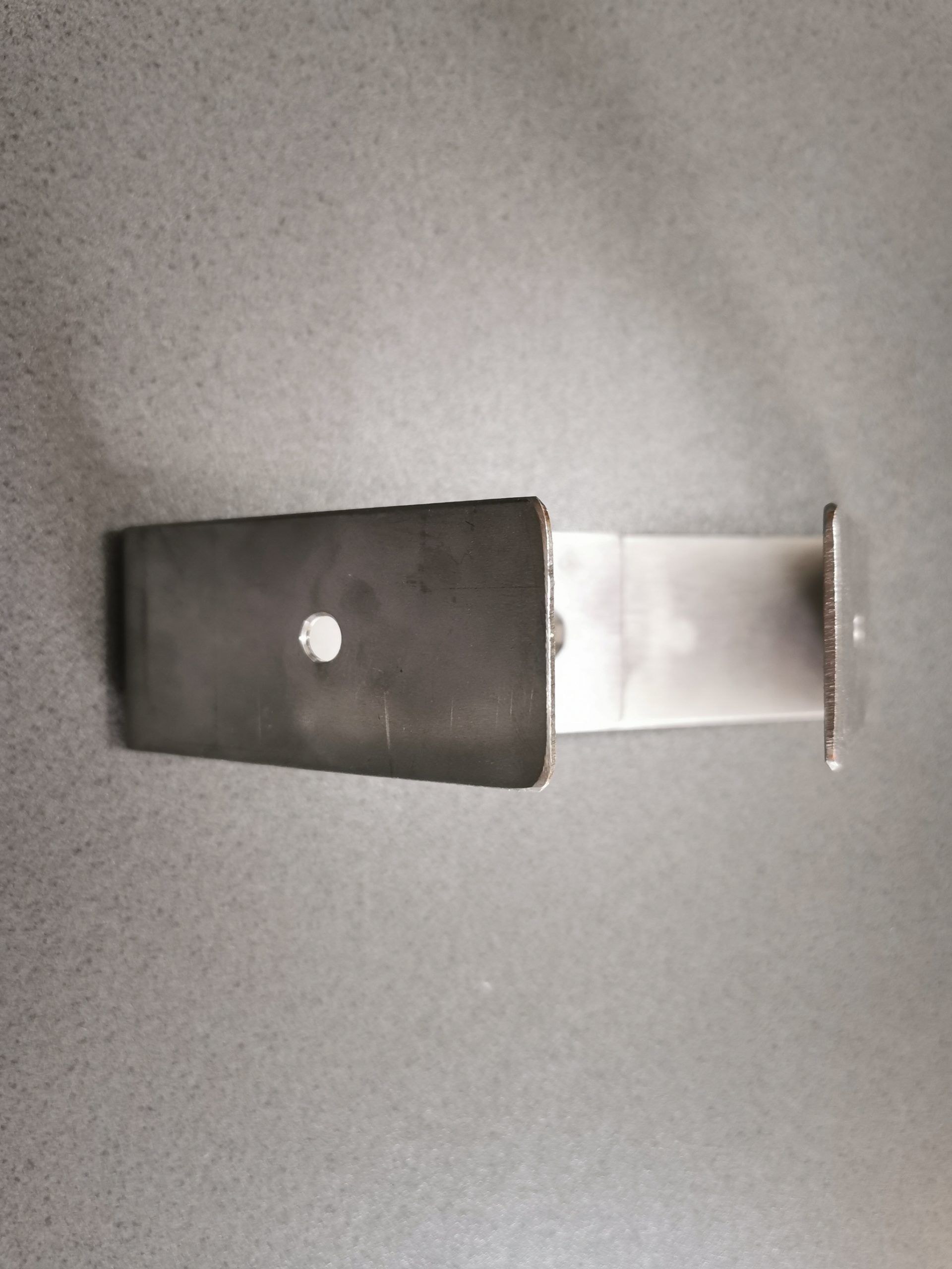 Park-Schild.de_Halterung _ die Parkschild-Halterung aus Edelstahl_Winkelbleche_Bodenmontage_3