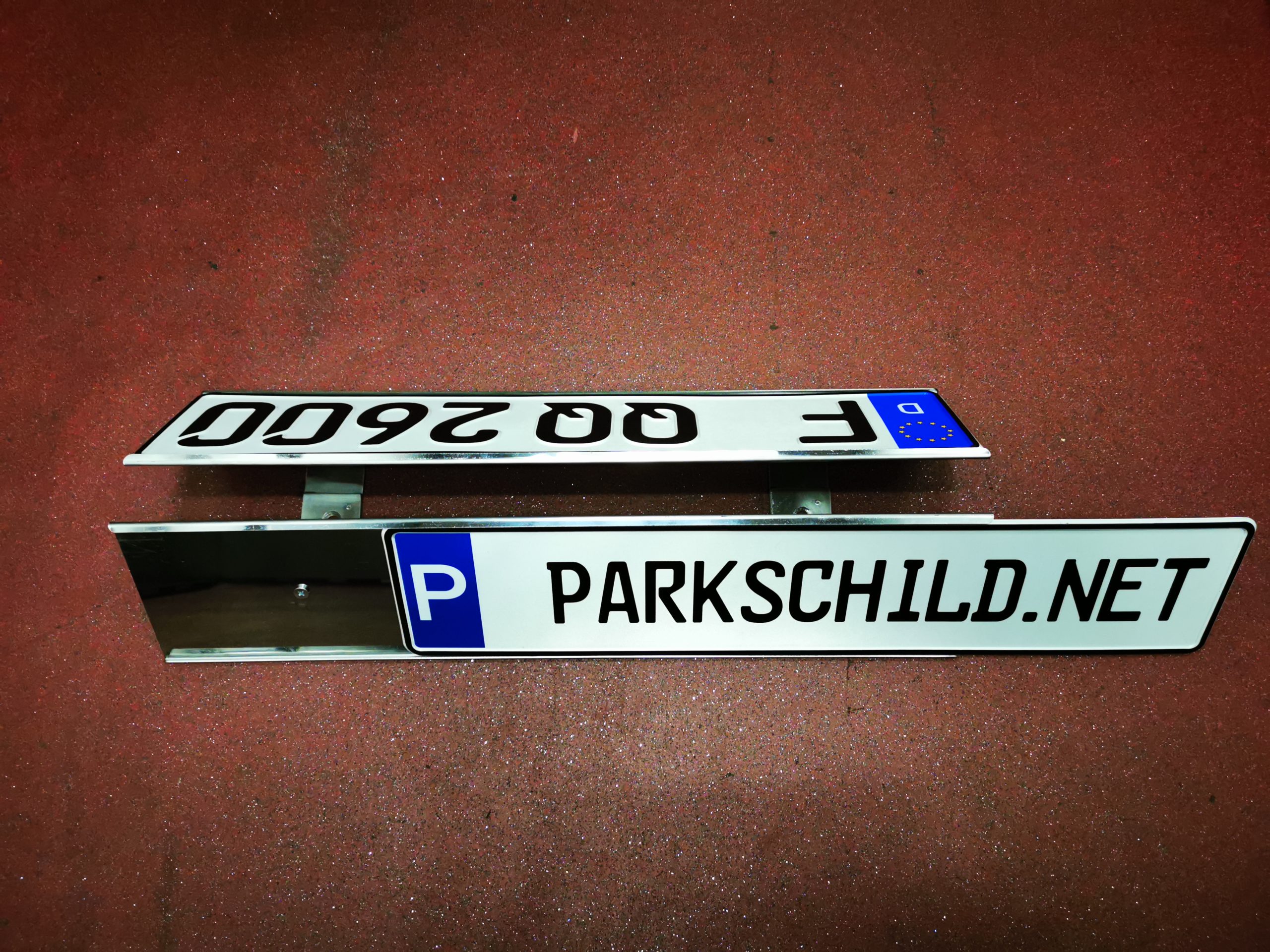 Park-Schild.de_Halterung_Parkschildhalterung_Edelstahl_zum_Einschieben_zwei_KFZ-Schilder_Bodenmontage_halb_eingeschoben